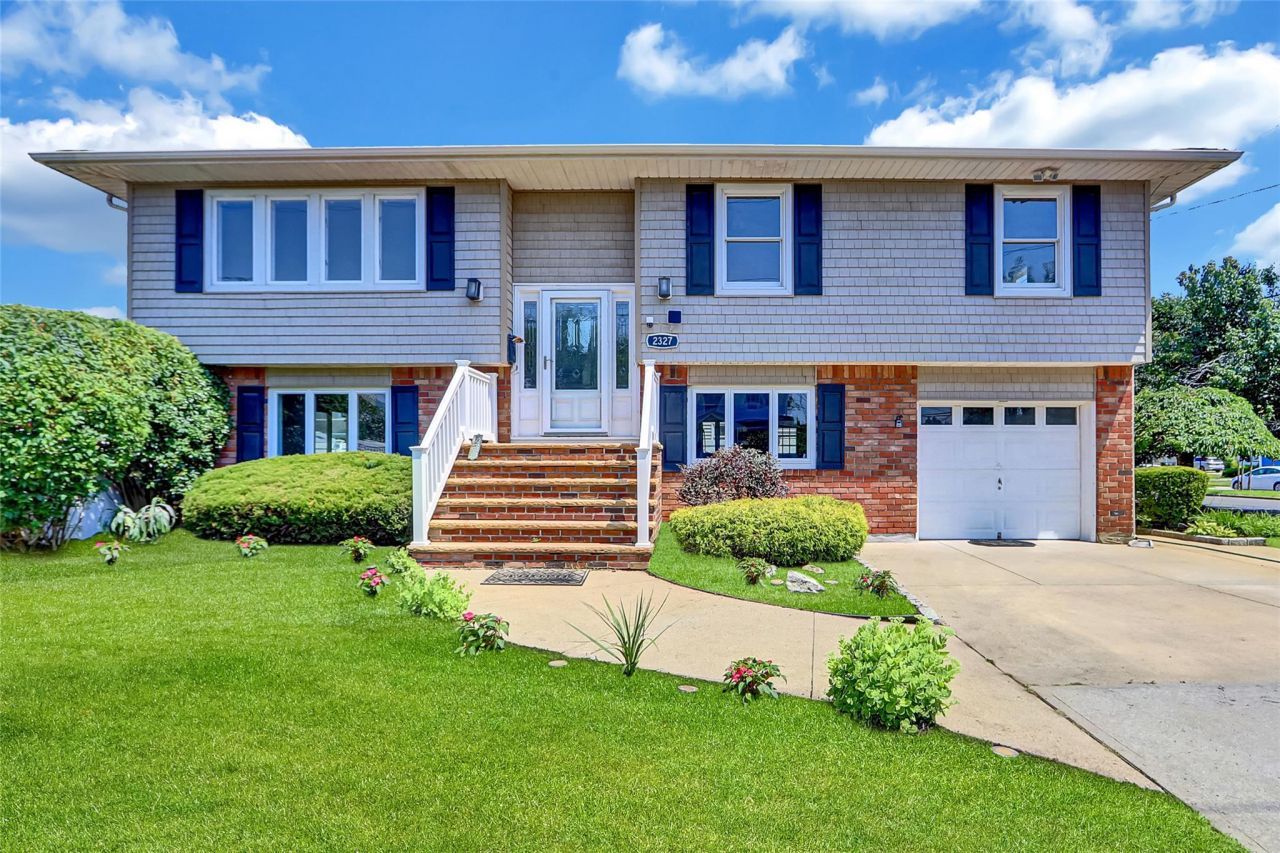 2327 Mattituck Avenue, Seaford, NY 11783 Main Photo