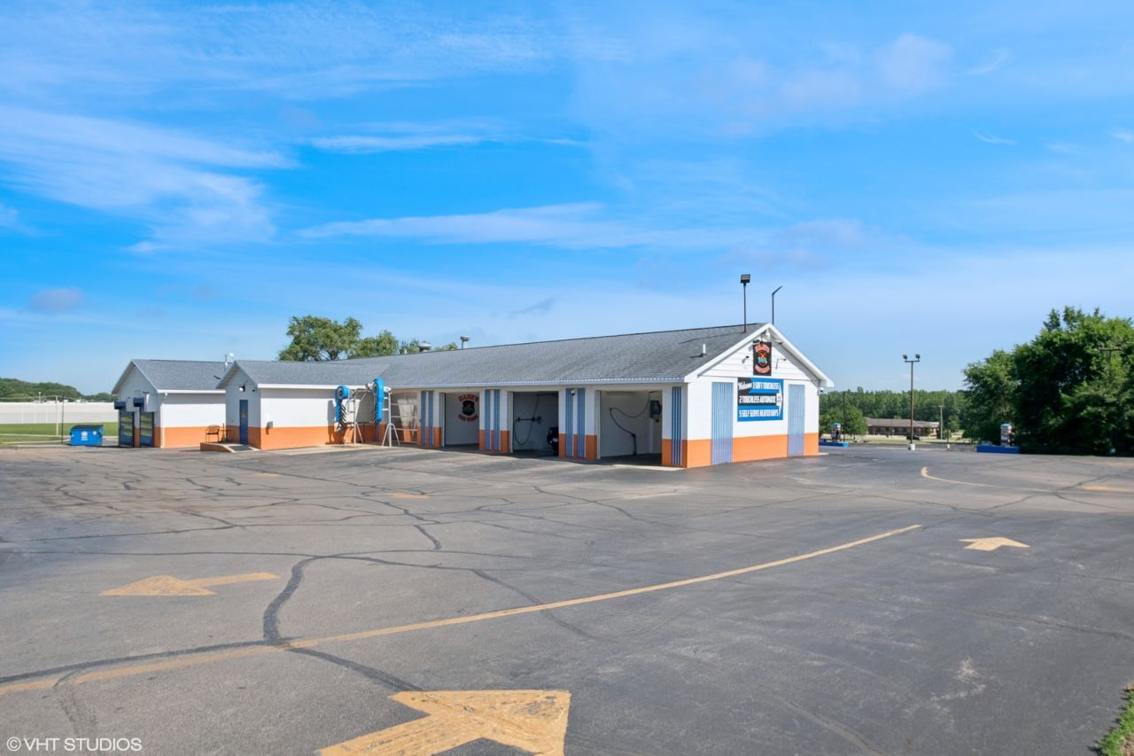 731 Midwest Court, Freeport, IL 61032