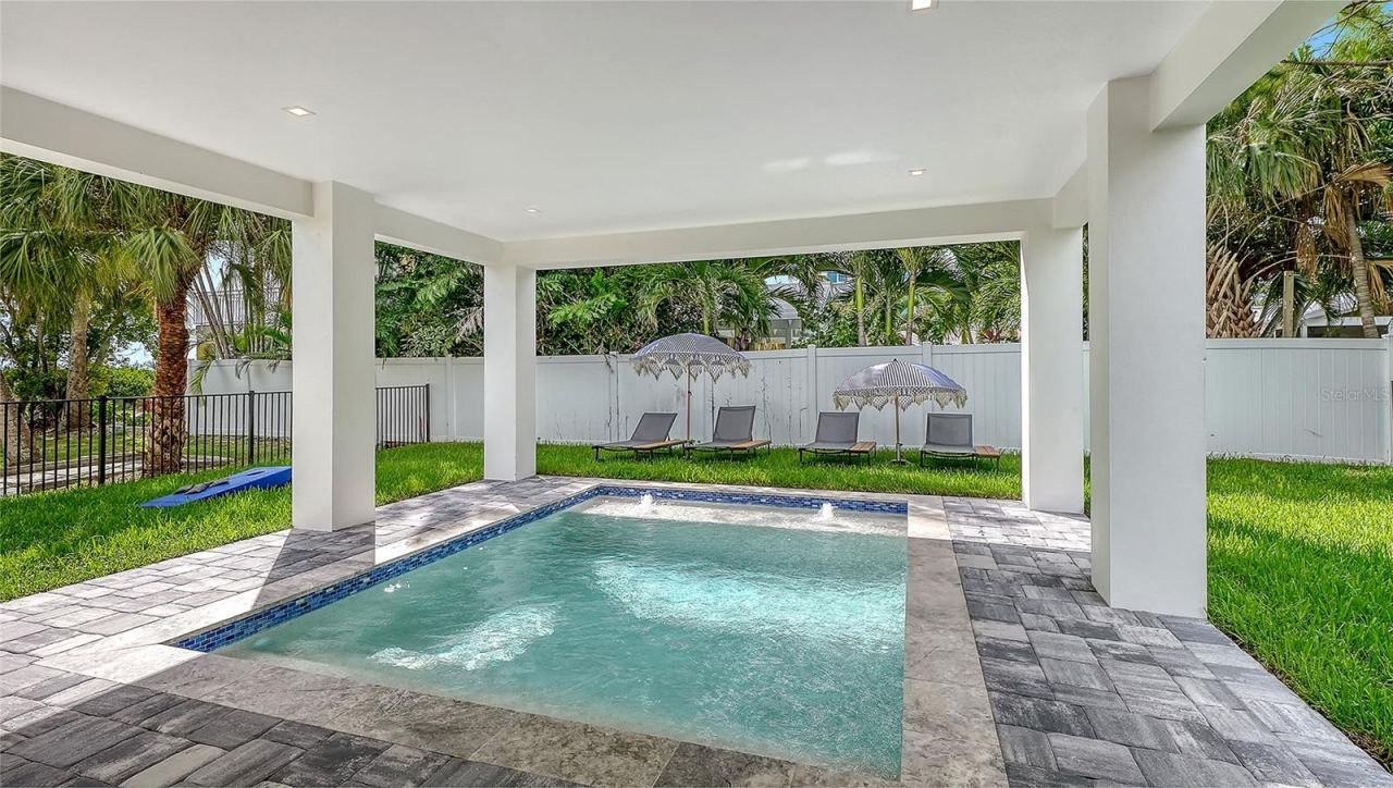 111 4th Street S, Bradenton Beach, FL 34217 Photo