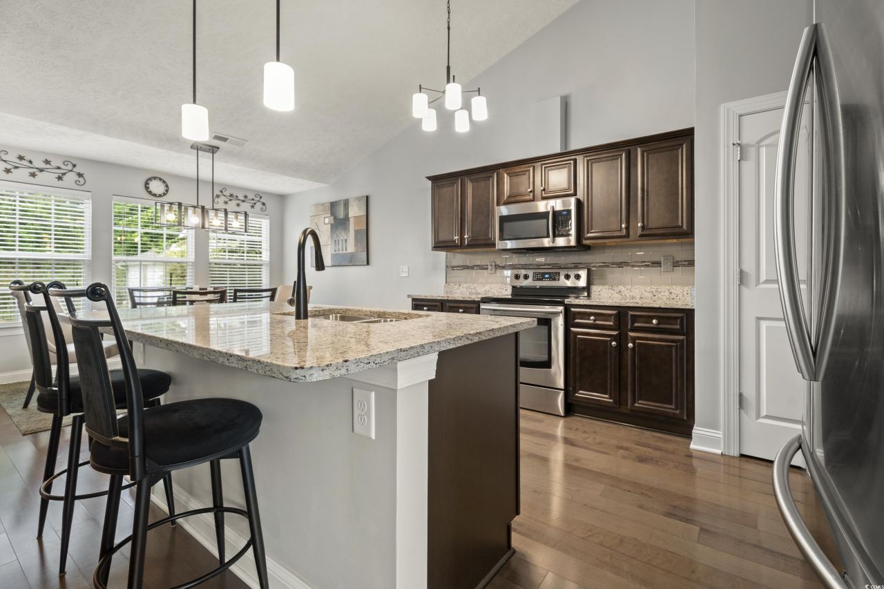 285 Camrose Way Photo 4