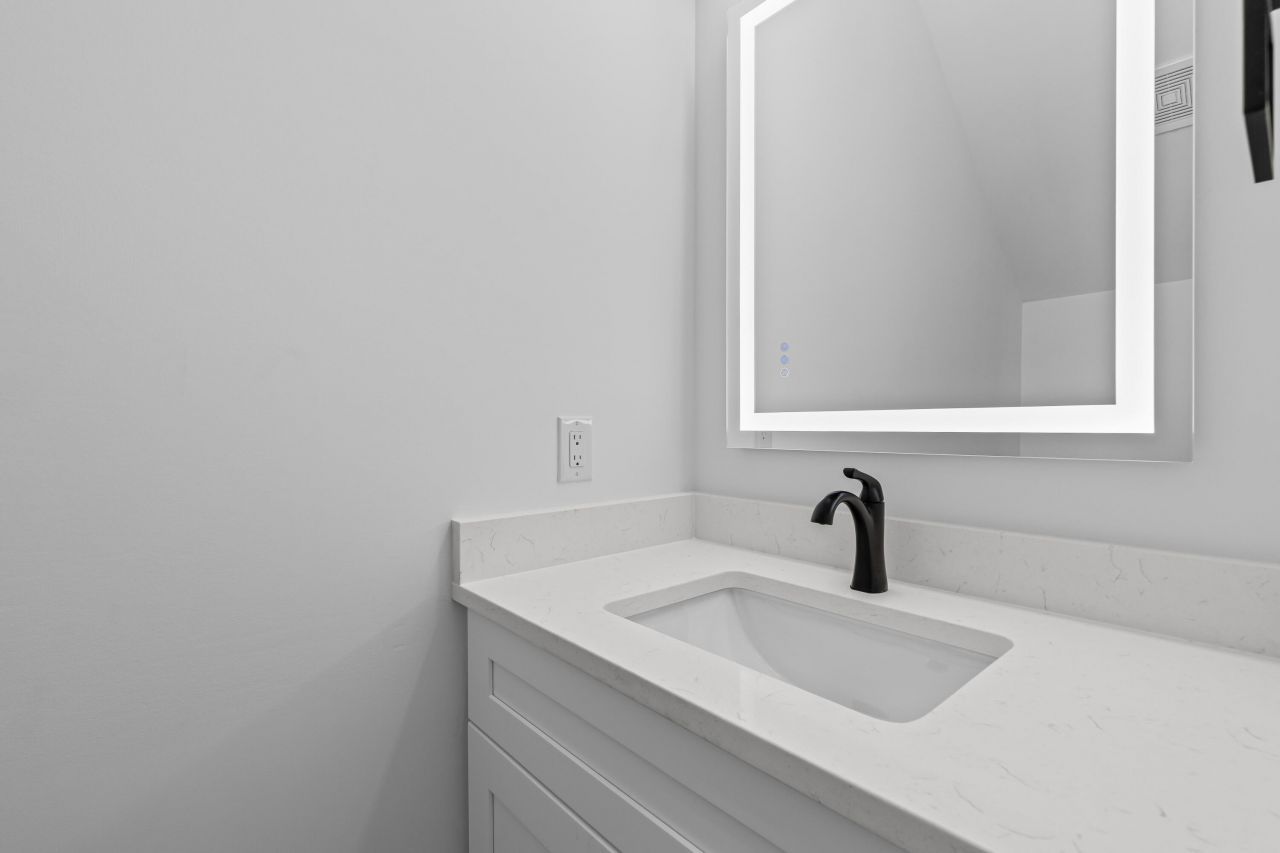 1918 Emden Street Photo 11