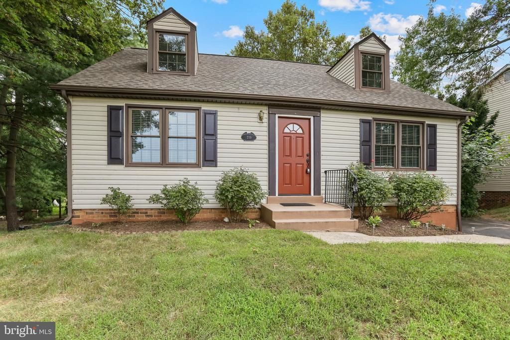 719 Palmer Drive, Herndon, VA 20170 Main Photo