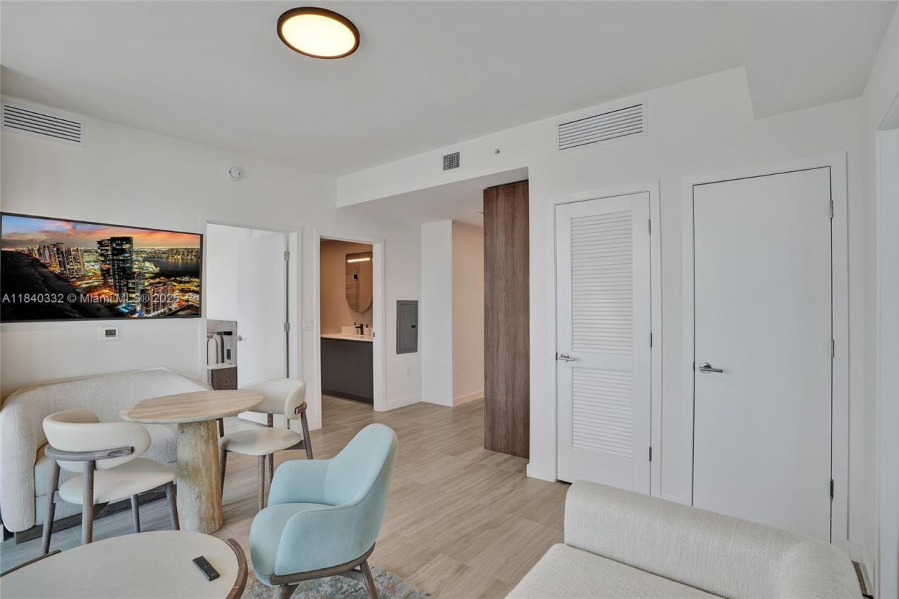 580 72nd St, Unit 1208, Miami Beach, FL 33141 Photo