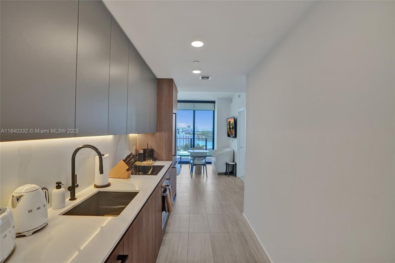 580 72nd St, Unit 1208, Miami Beach, FL 33141 Photo