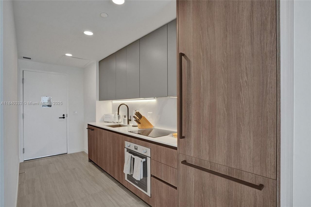 580 72nd St, Unit 1208, Miami Beach, FL 33141 Photo