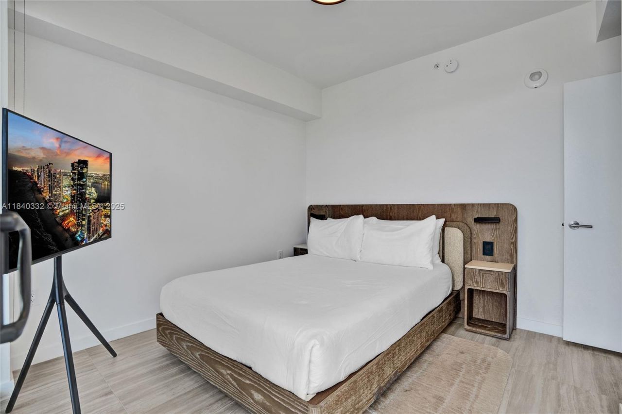 580 72nd St, Unit 1208, Miami Beach, FL 33141 Photo