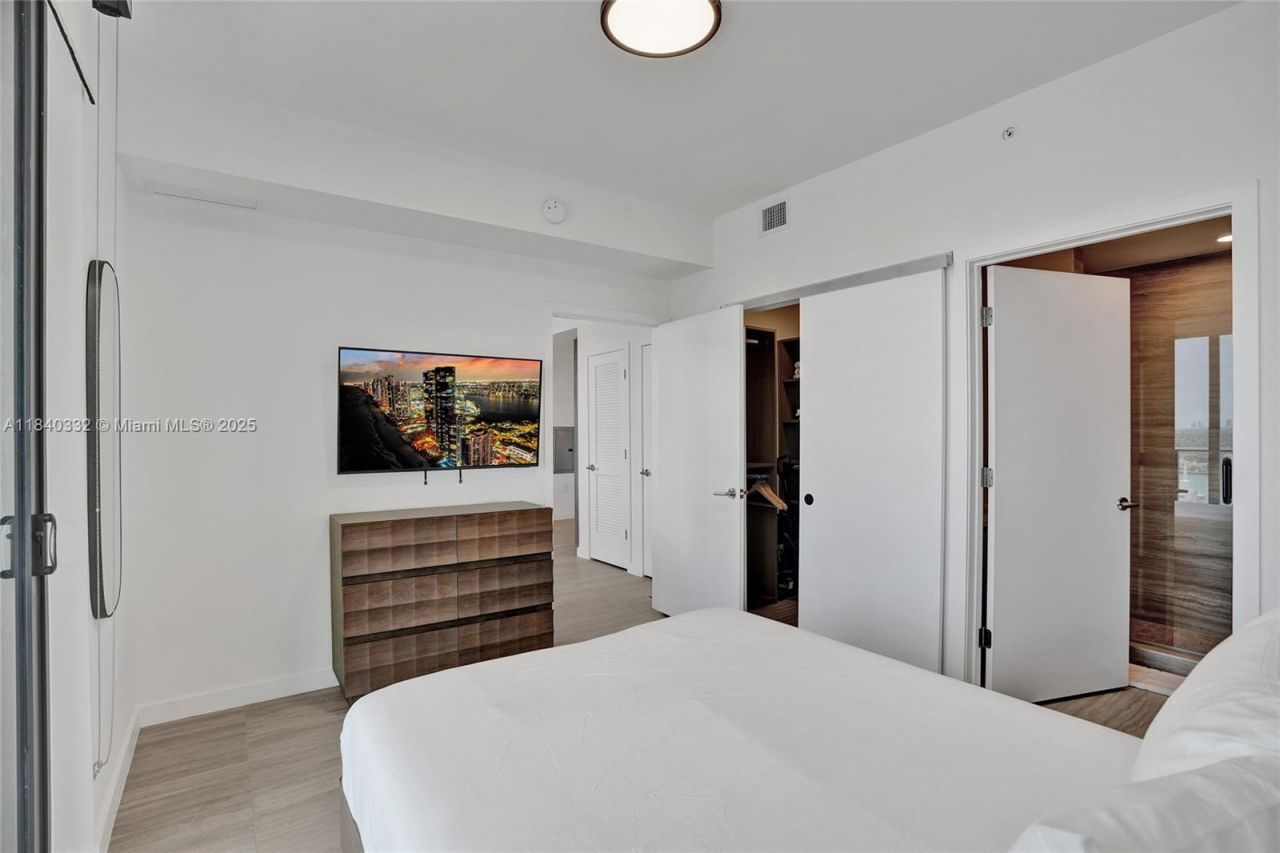 580 72nd St, Unit 1208, Miami Beach, FL 33141 Photo