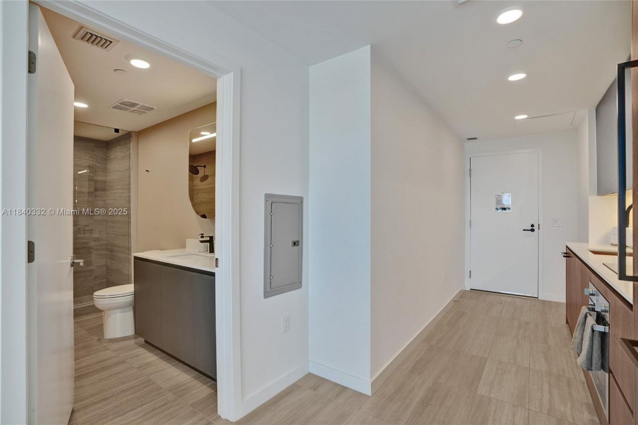 580 72nd St, Unit 1208, Miami Beach, FL 33141 Photo