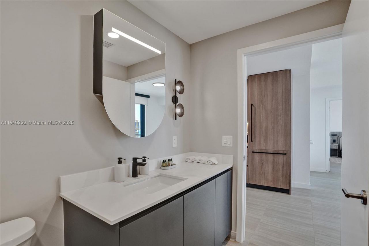 580 72nd St, Unit 1208, Miami Beach, FL 33141 Photo