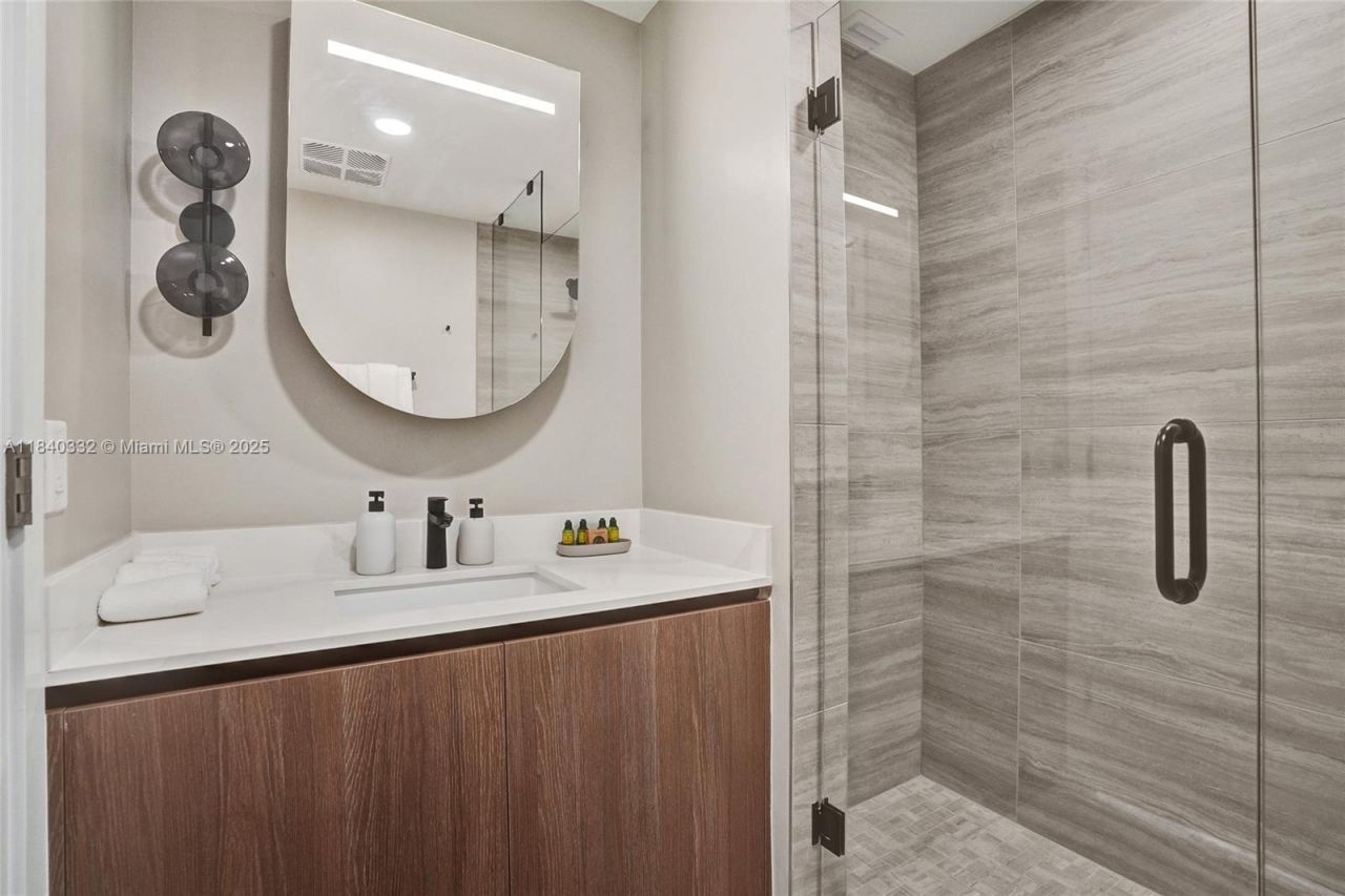 580 72nd St, Unit 1208, Miami Beach, FL 33141 Photo