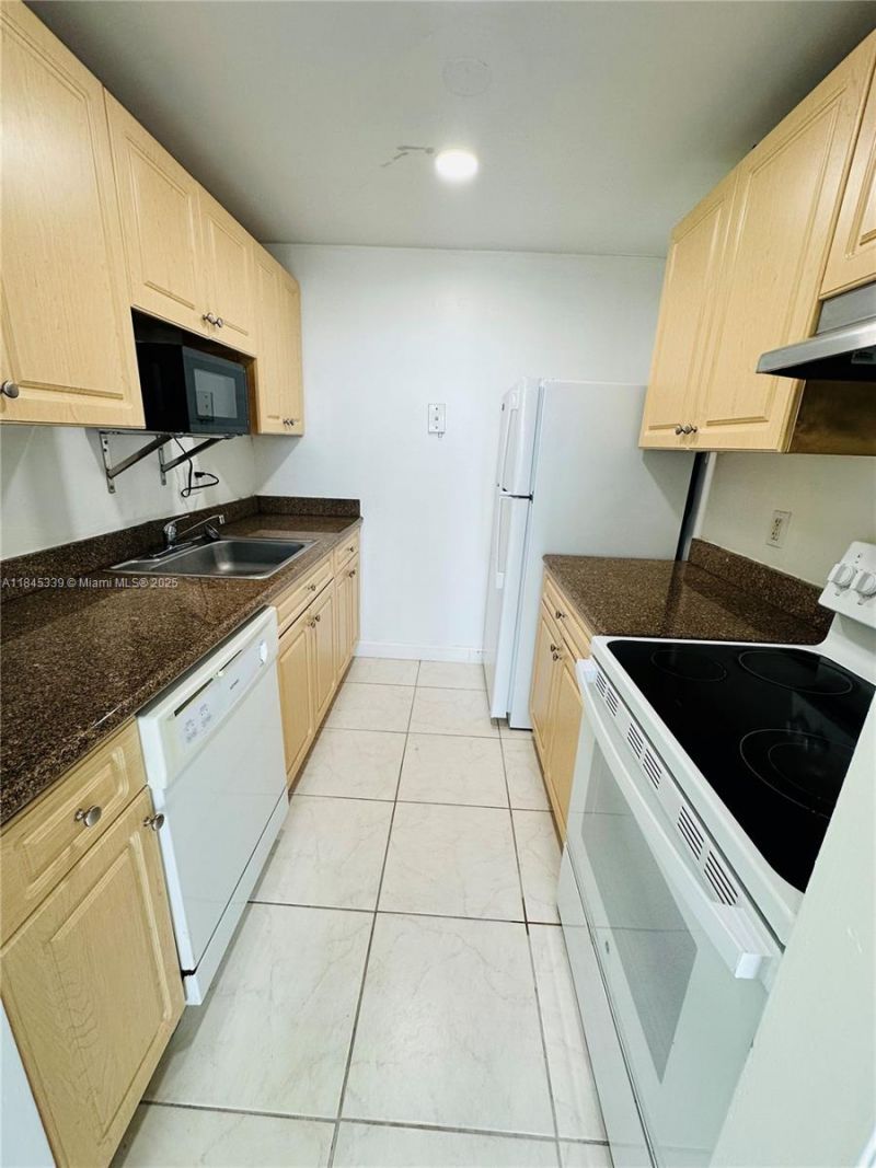 2020 NE 135th St, Unit 807, North Miami, FL 33181 Photo