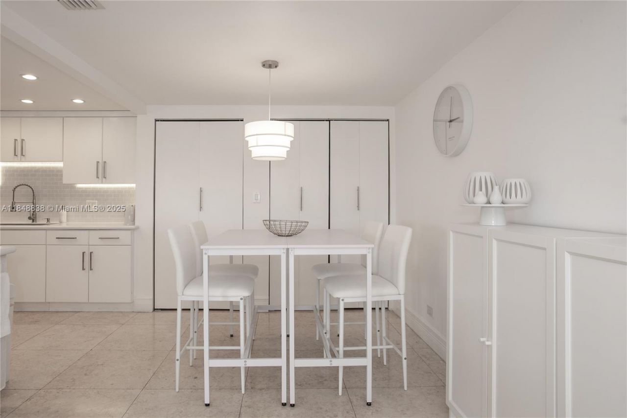 1800 NE 114th St, Unit 511, Miami, FL 33181 Photo