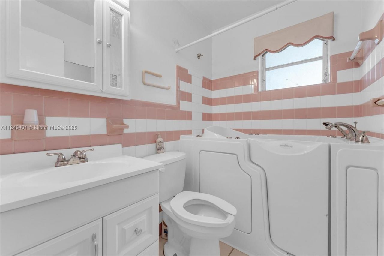 2238 NW 58th St, Miami, FL 33142 Photo