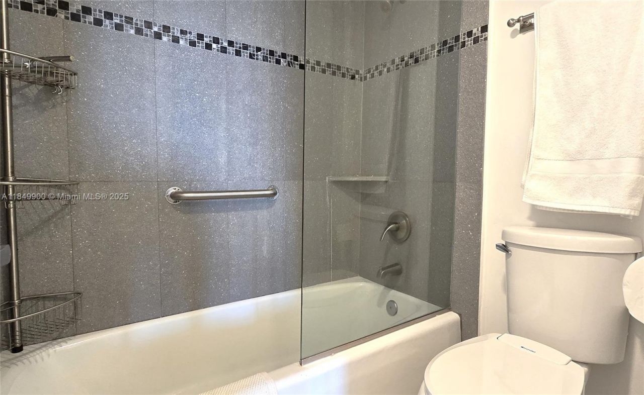 3731 N Country Club Dr, Unit 1825, Aventura, FL 33180 Photo