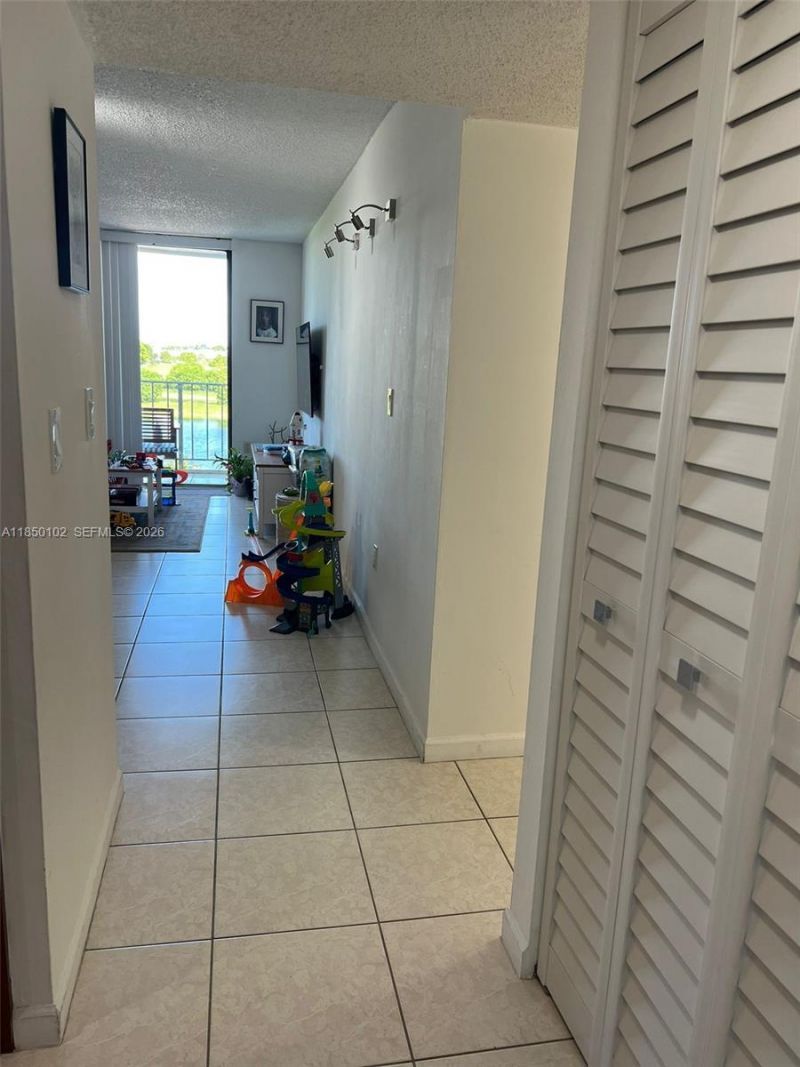 9682 Fontainebleau Blvd, Unit 401, Miami, FL 33172 Photo