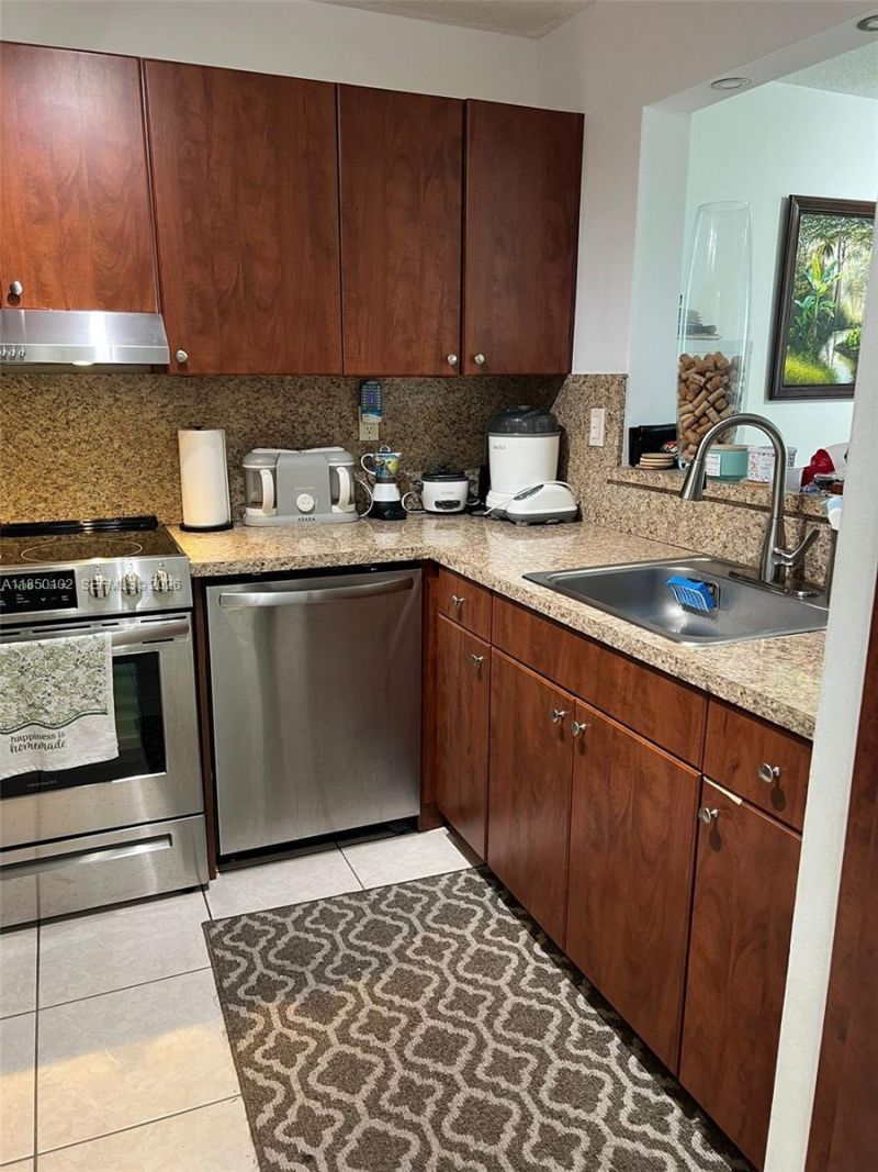 9682 Fontainebleau Blvd, Unit 401, Miami, FL 33172 Photo