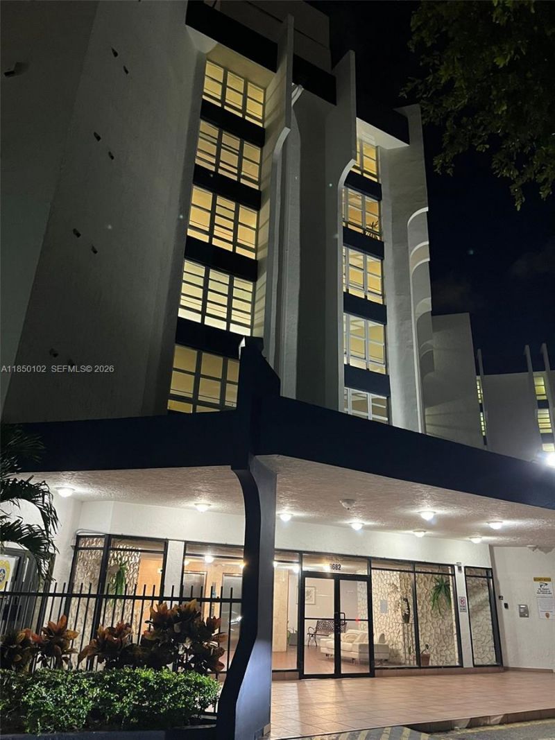 9682 Fontainebleau Blvd, Unit 401, Miami, FL 33172 Photo