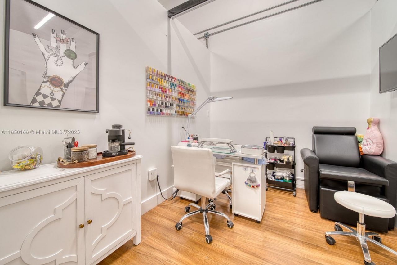 Full Service Salon Suite For Sale In Hialeah Garde, Hialeah, FL 33016 Photo