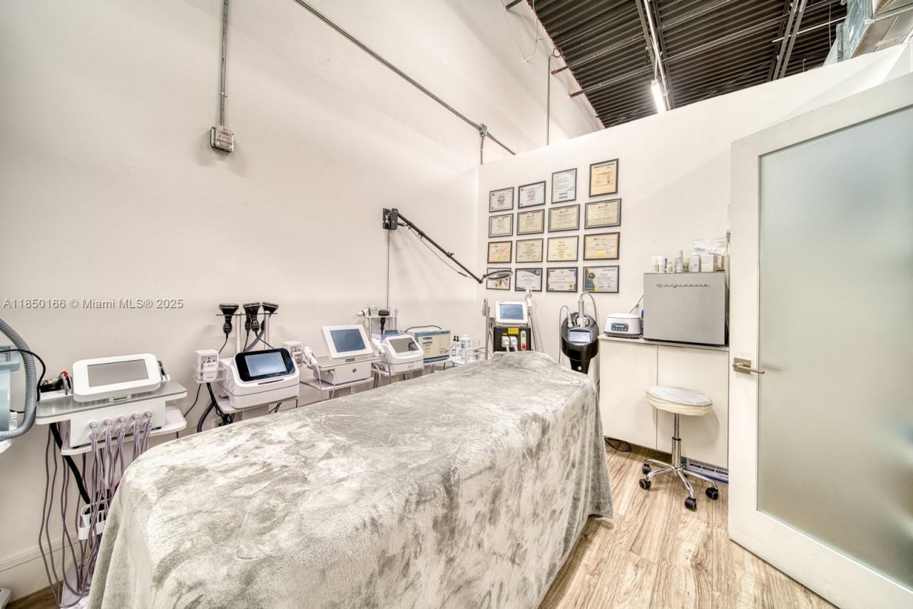 Full Service Salon Suite For Sale In Hialeah Garde, Hialeah, FL 33016 Photo