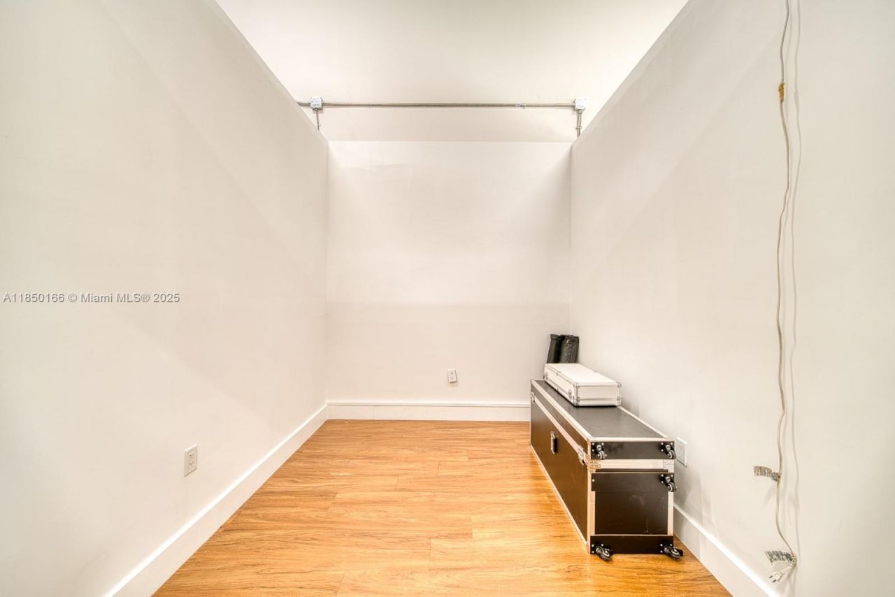 Full Service Salon Suite For Sale In Hialeah Garde, Hialeah, FL 33016 Photo