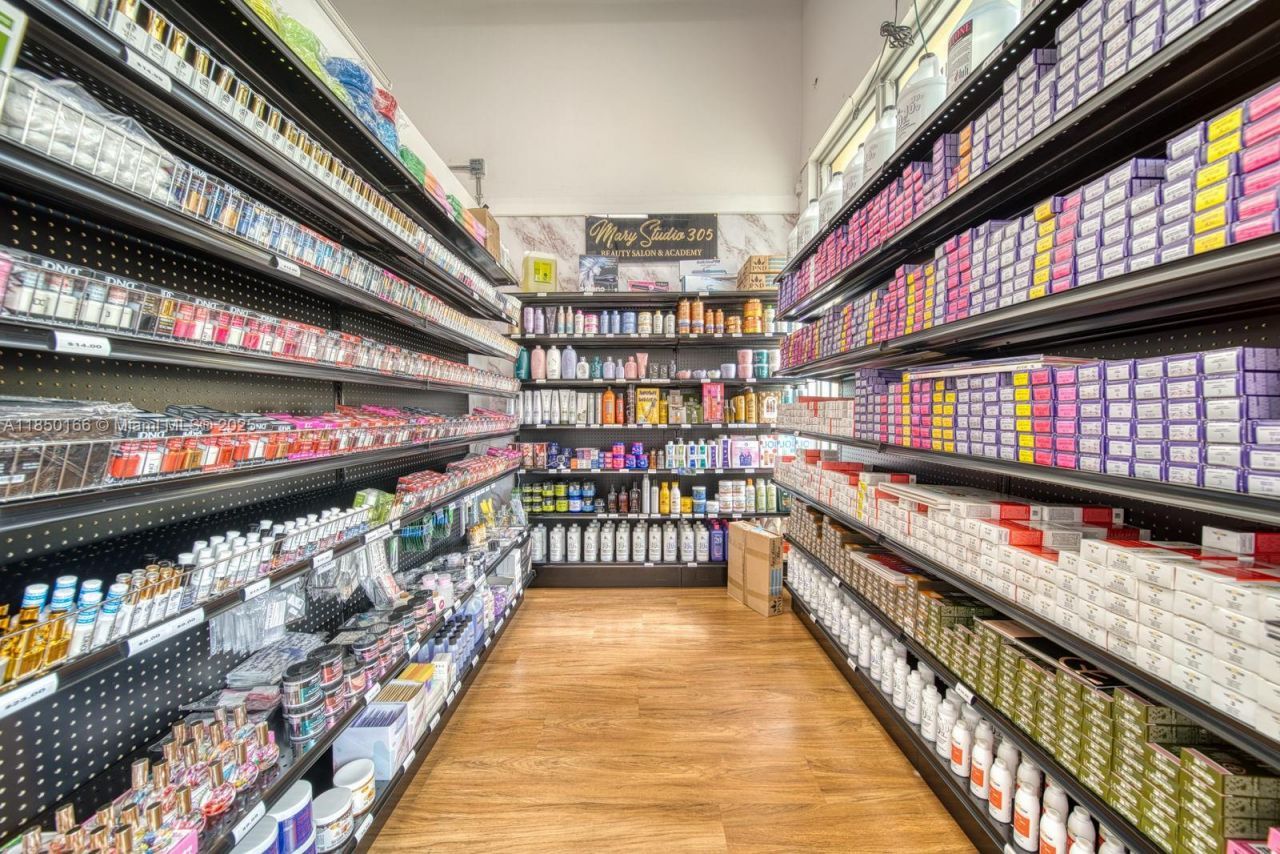 Full Service Salon Suite For Sale In Hialeah Garde, Hialeah, FL 33016 Photo