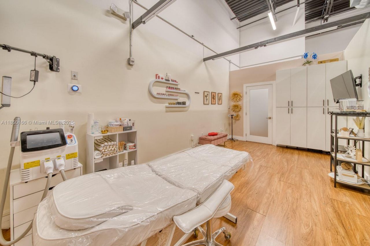 Full Service Salon Suite For Sale In Hialeah Garde, Hialeah, FL 33016 Photo