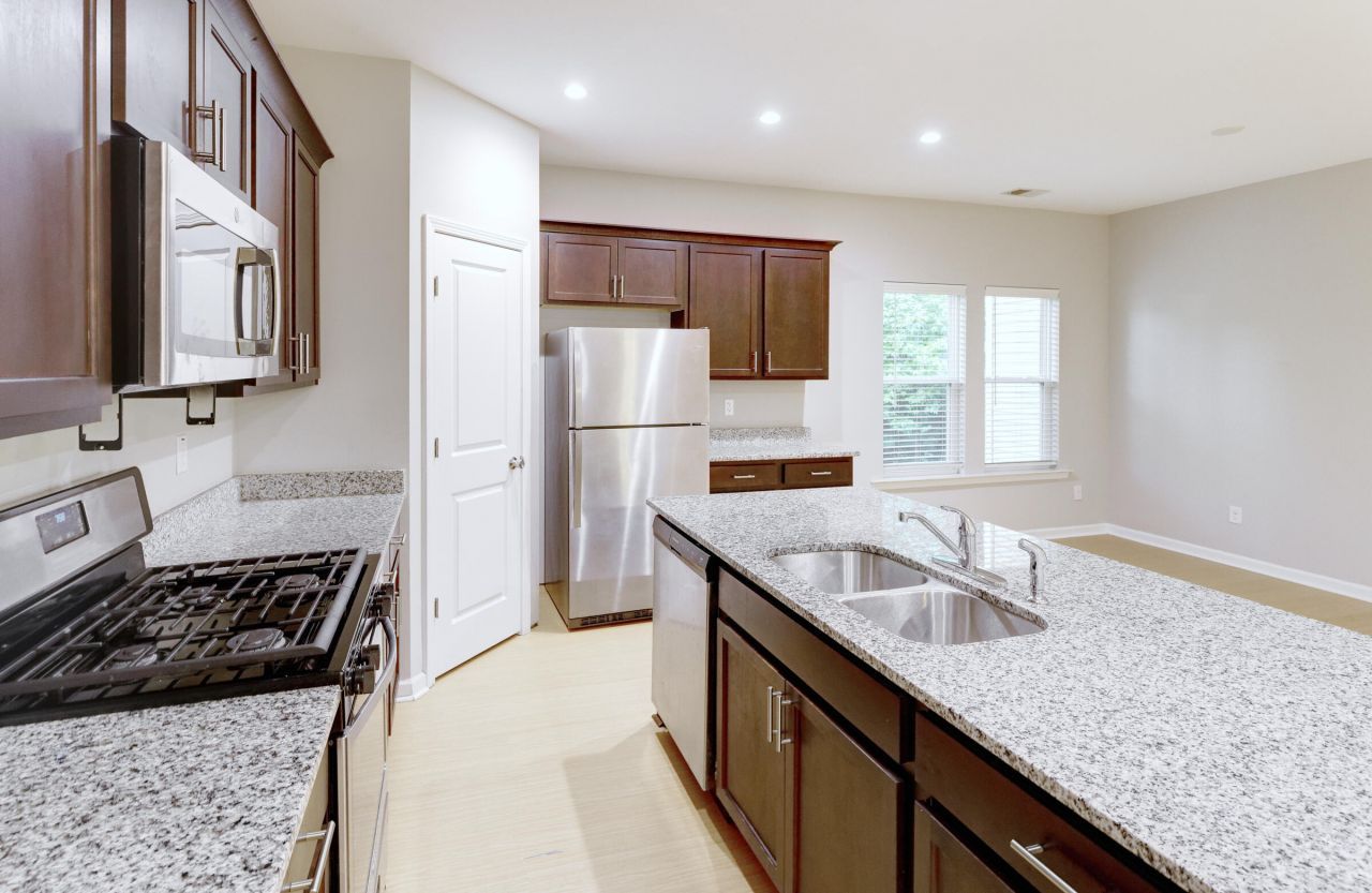 205 W Pine Street Photo 4