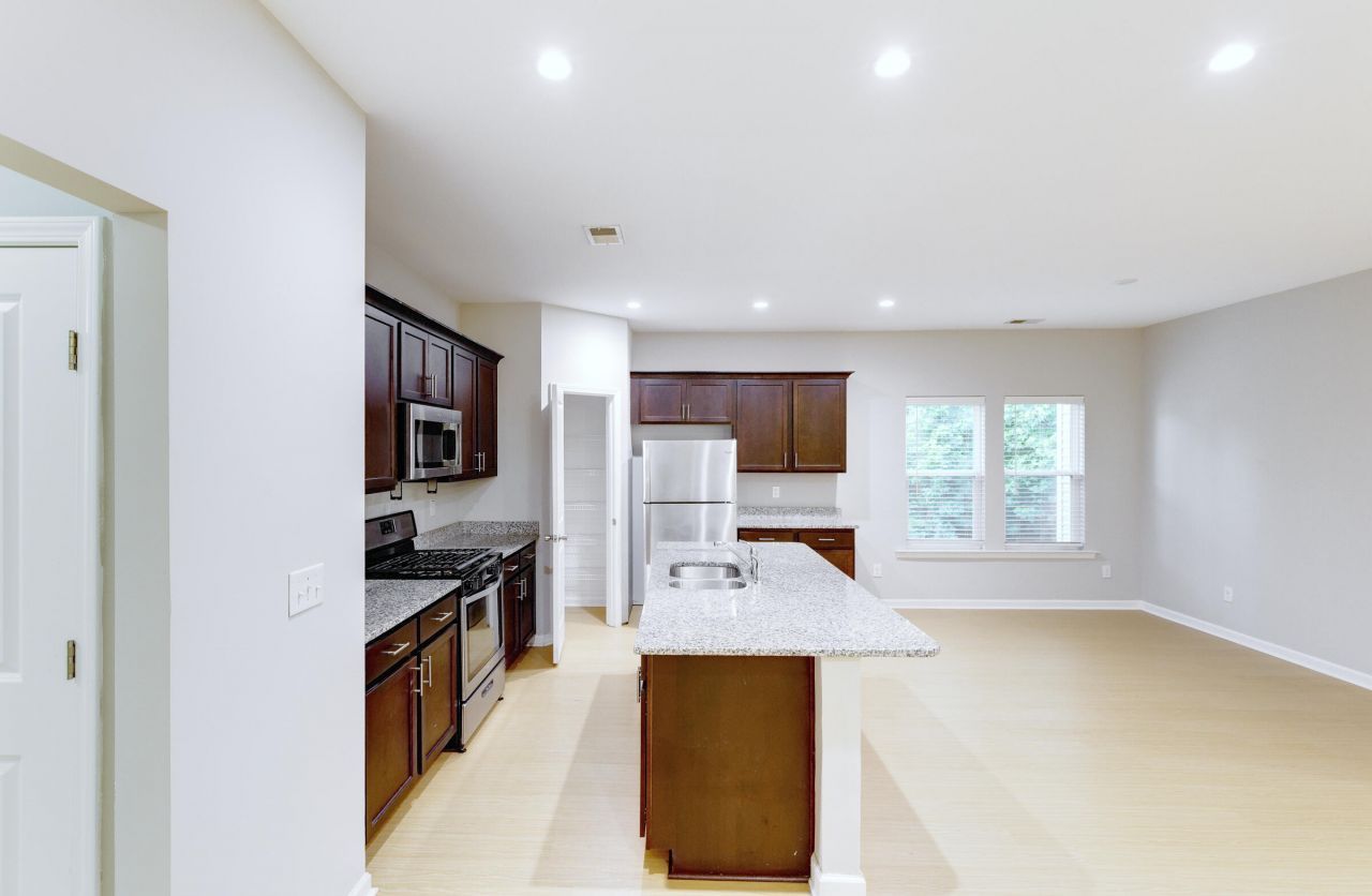 205 W Pine Street Photo 6