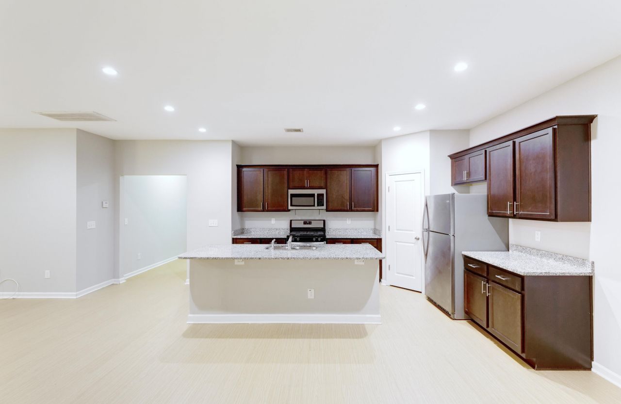 205 W Pine Street Photo 7