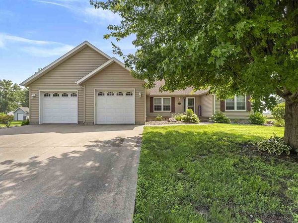 920 S 4th St, Wapello, IA 52653