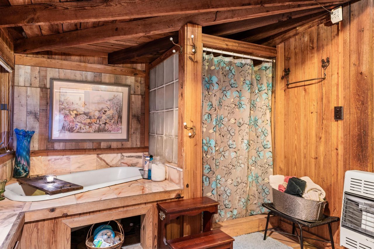 1373 Bridge Street Photo 18