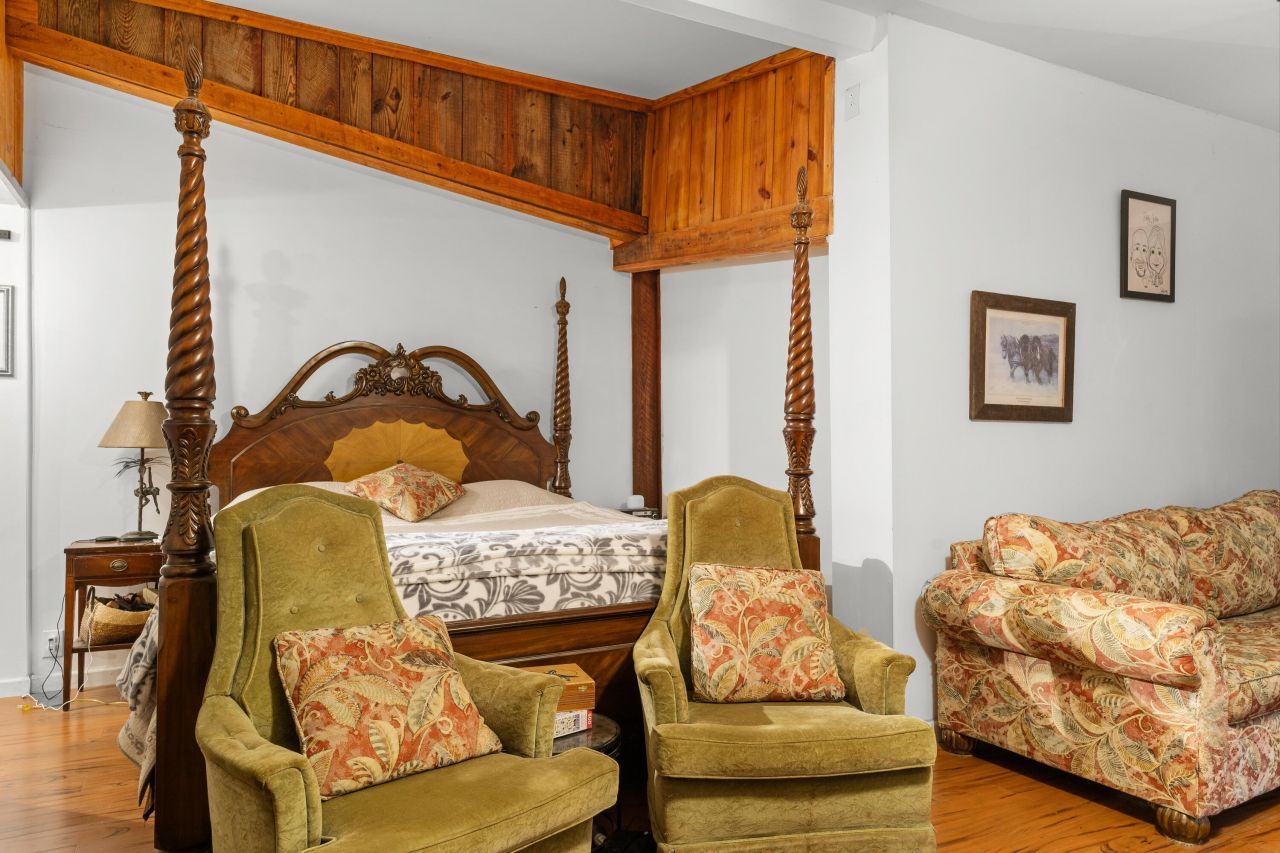 1373 Bridge Street Photo 23