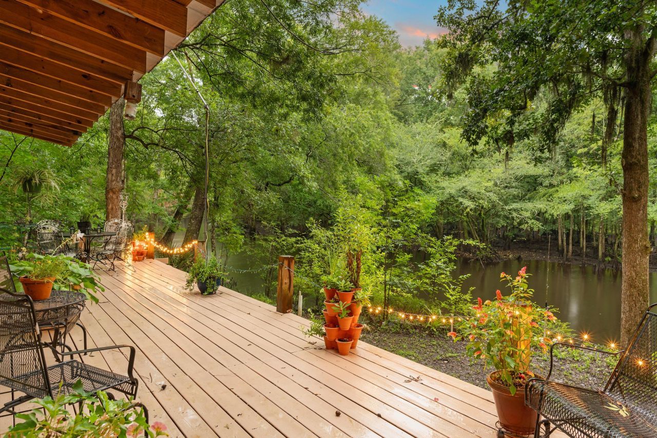 1373 Bridge Street Photo 4