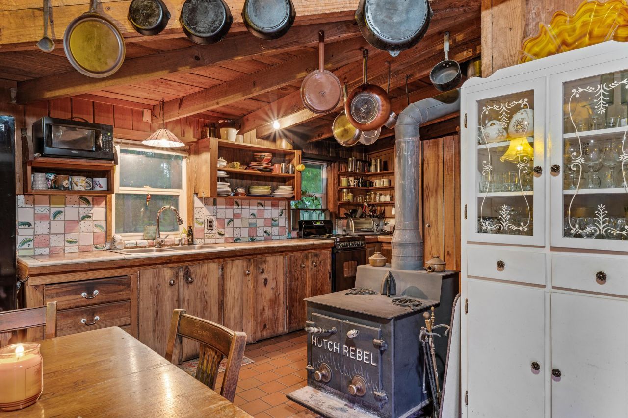 1373 Bridge Street Photo 5