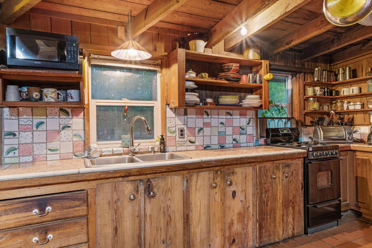 1373 Bridge Street Photo 6