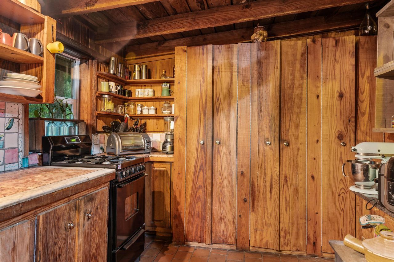 1373 Bridge Street Photo 7