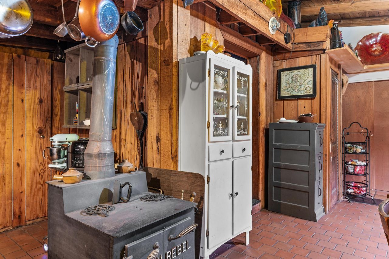 1373 Bridge Street Photo 8