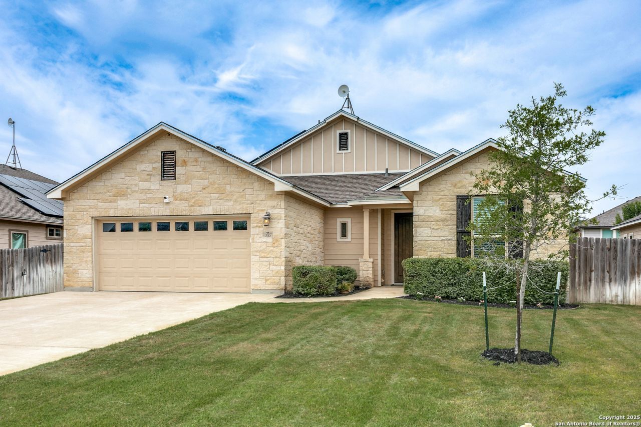 305 Iron Gate, Pleasanton, TX 78064 Main Photo
