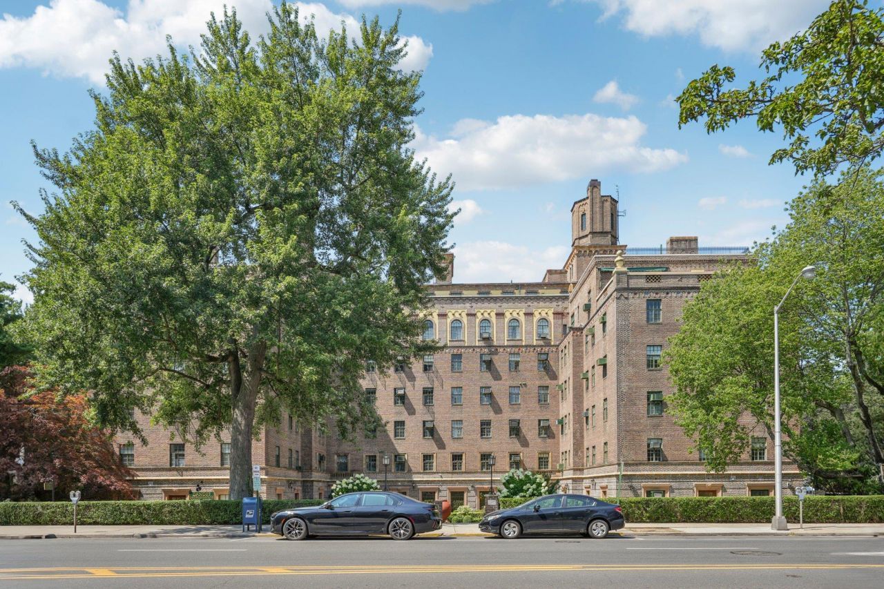 160 Middle Neck Road Great Neck, NY 11021