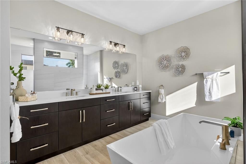 1024 Dolphin Dr, Cape Coral, FL 33904 Photo