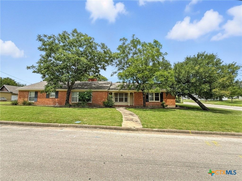 700 Park Street, Gatesville, TX 76528 Main Photo