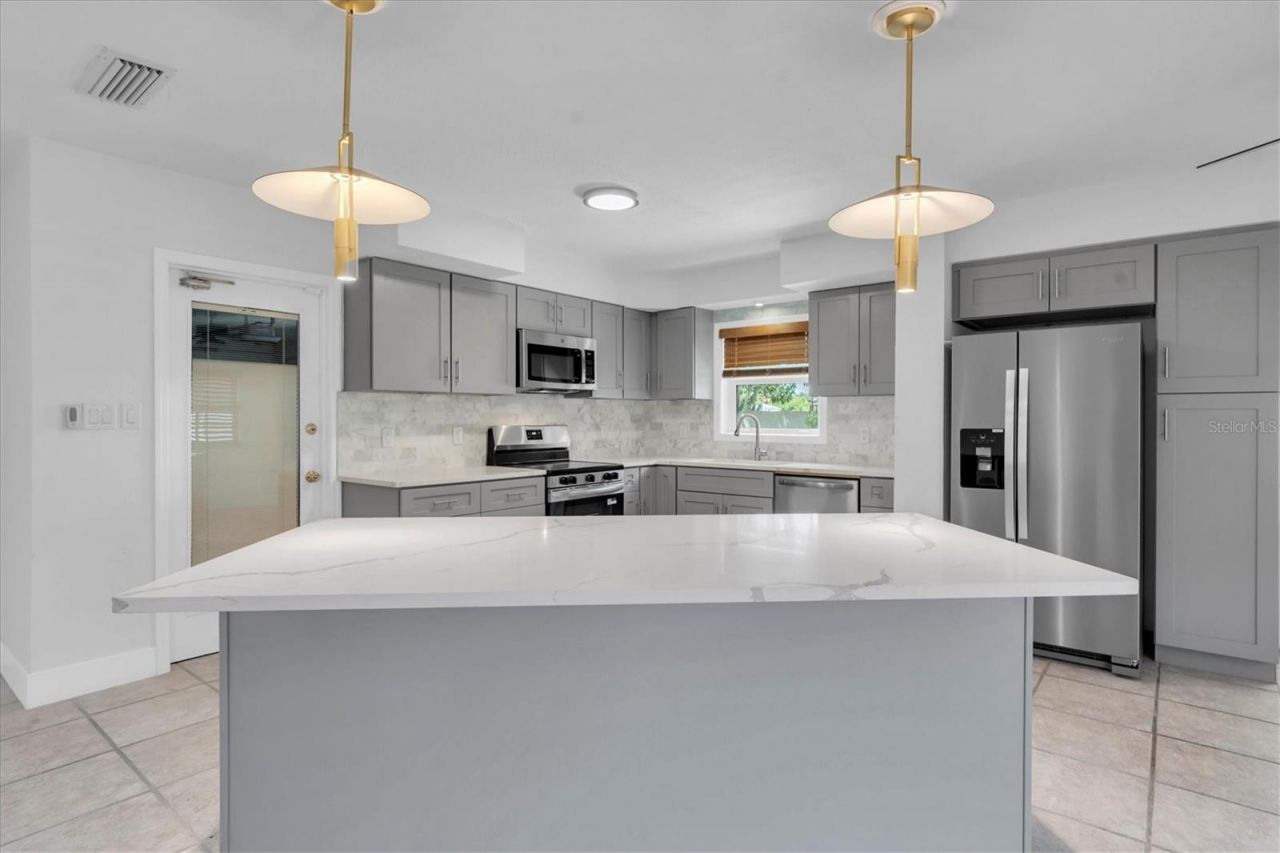 999 38th Avenue Ne, Saint Petersburg, FL 33704 Photo