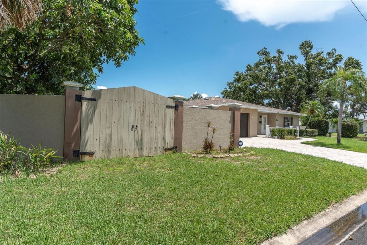 999 38th Avenue Ne, Saint Petersburg, FL 33704 Photo