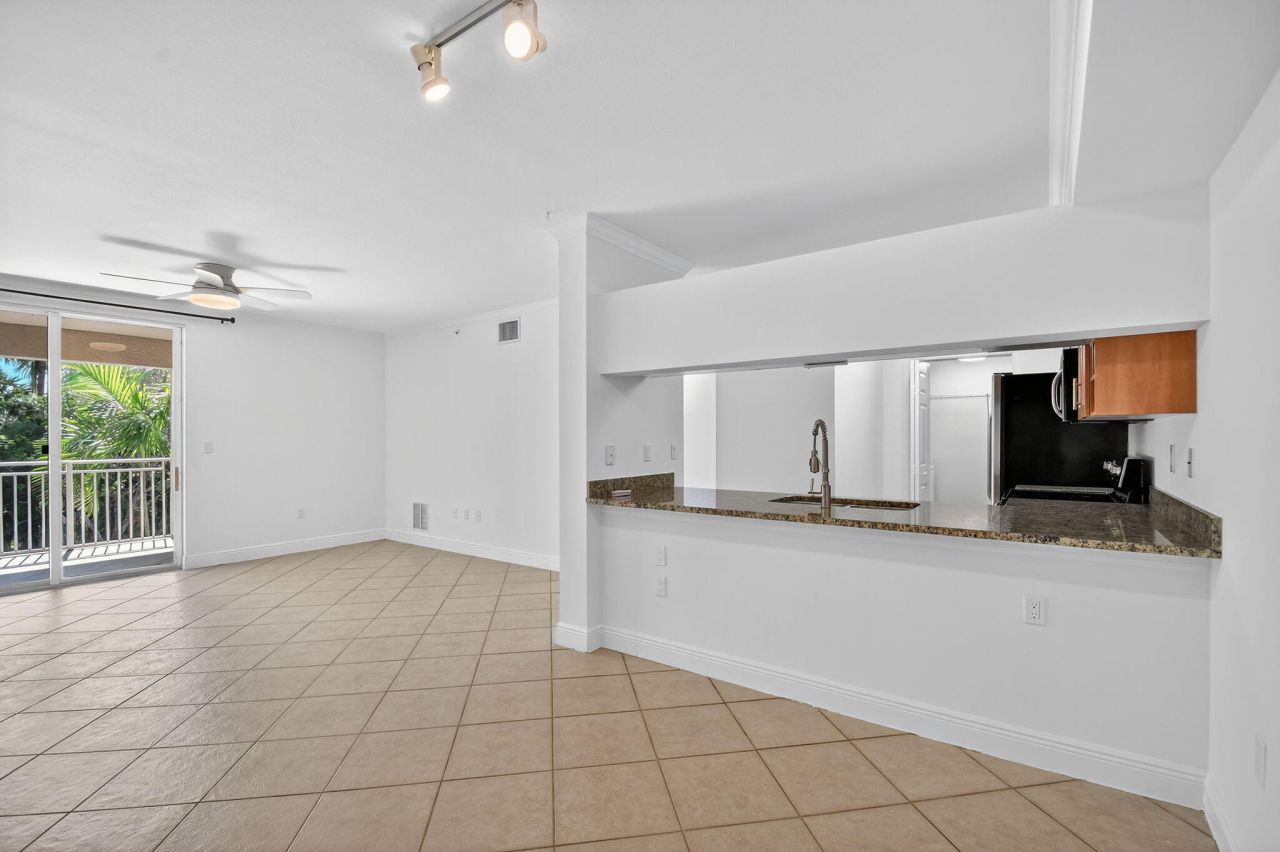 6511 Emerald Dunes Drive, Unit 304, West Palm Beach, FL 33411 Photo