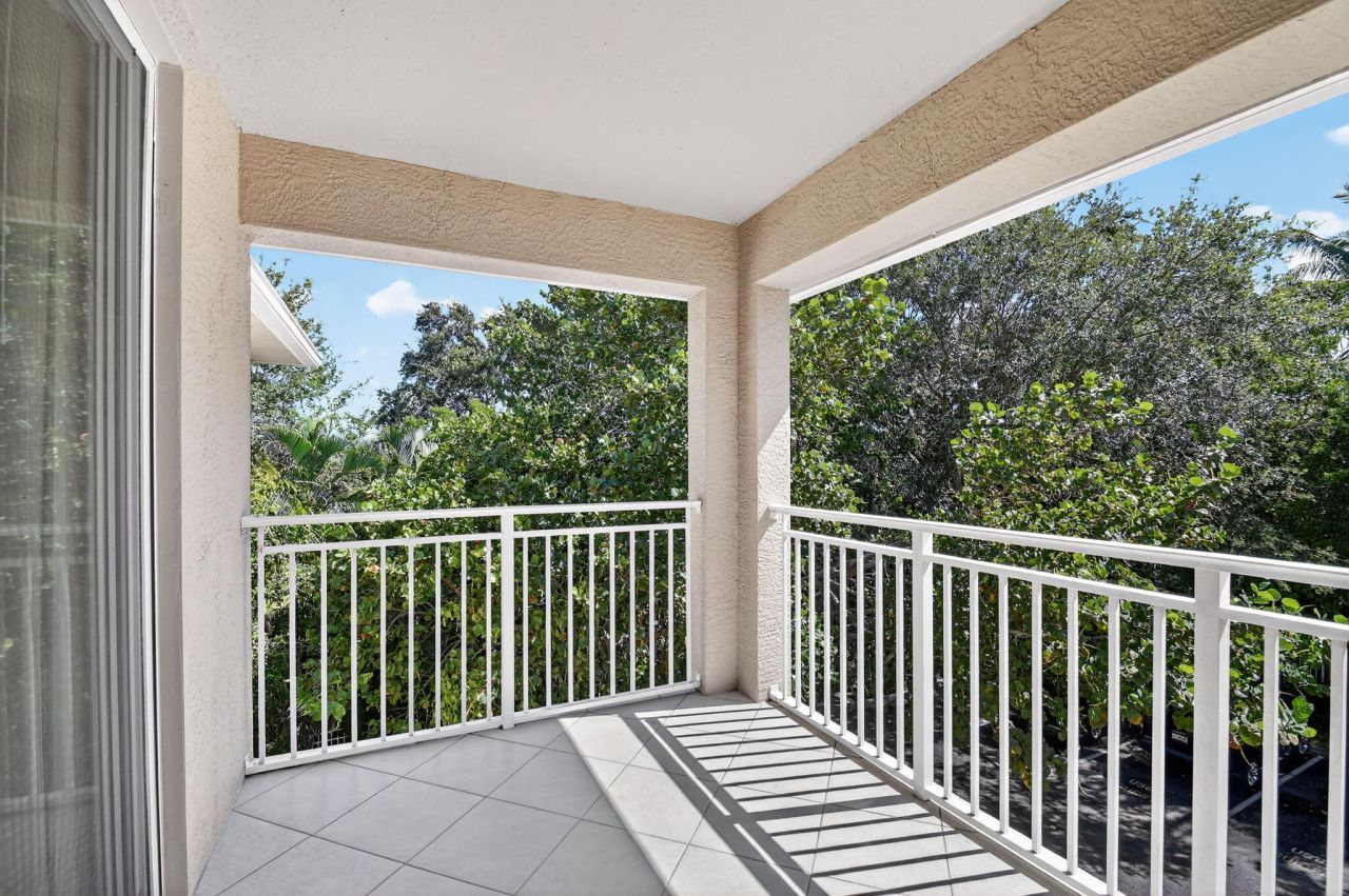6511 Emerald Dunes Drive, Unit 304, West Palm Beach, FL 33411 Photo