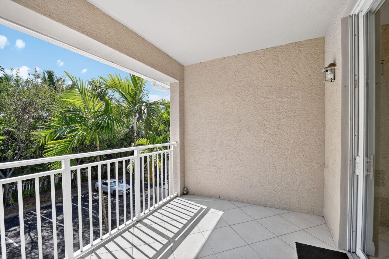 6511 Emerald Dunes Drive, Unit 304, West Palm Beach, FL 33411 Photo