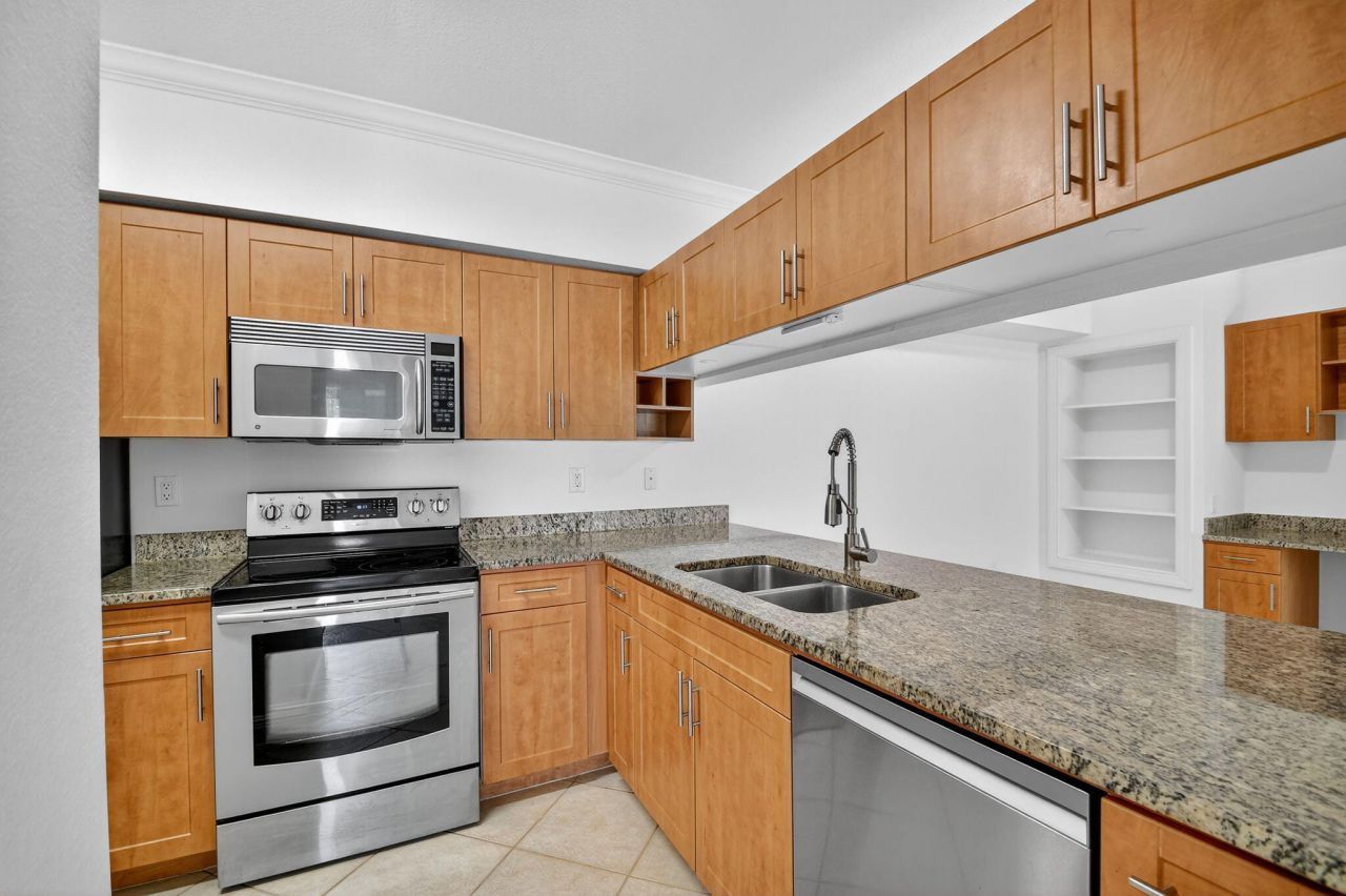 6511 Emerald Dunes Drive, Unit 304, West Palm Beach, FL 33411 Photo