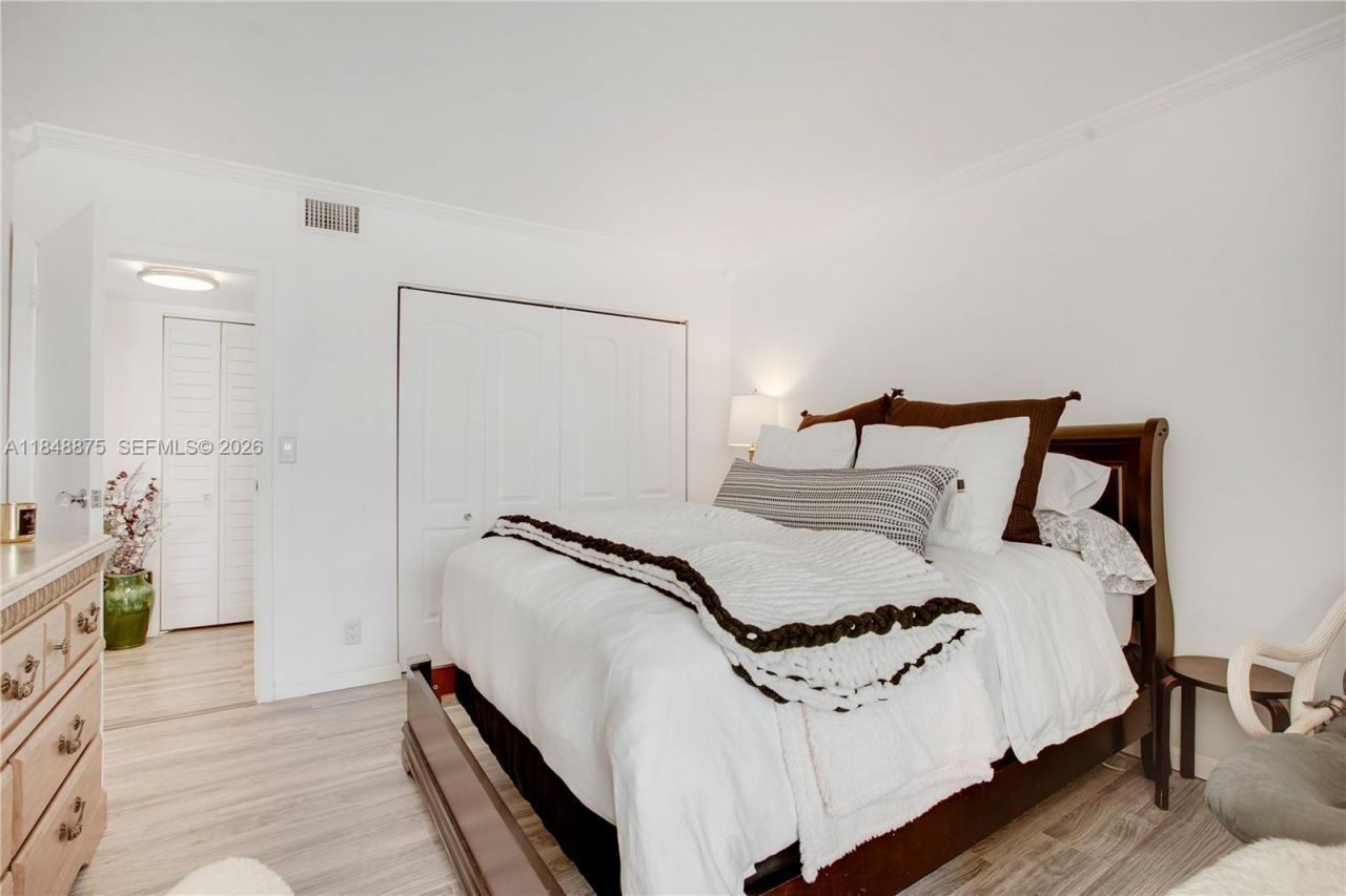 20301 W Country Club Drive, Unit 526, Aventura, FL 33180 Photo