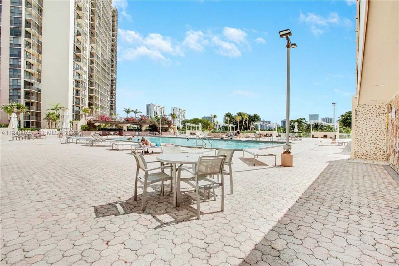 20301 W Country Club Drive, Unit 526, Aventura, FL 33180 Photo