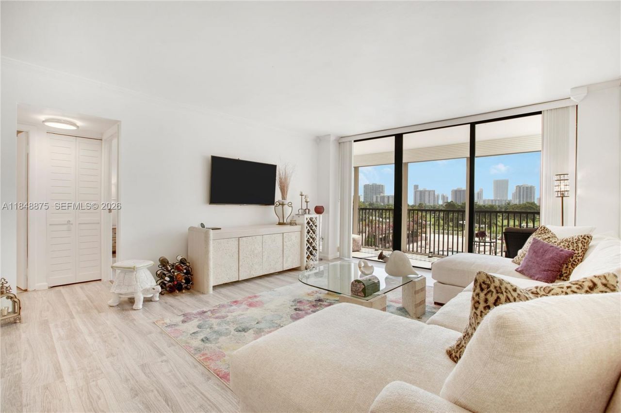 20301 W Country Club Drive, Unit 526, Aventura, FL 33180 Photo